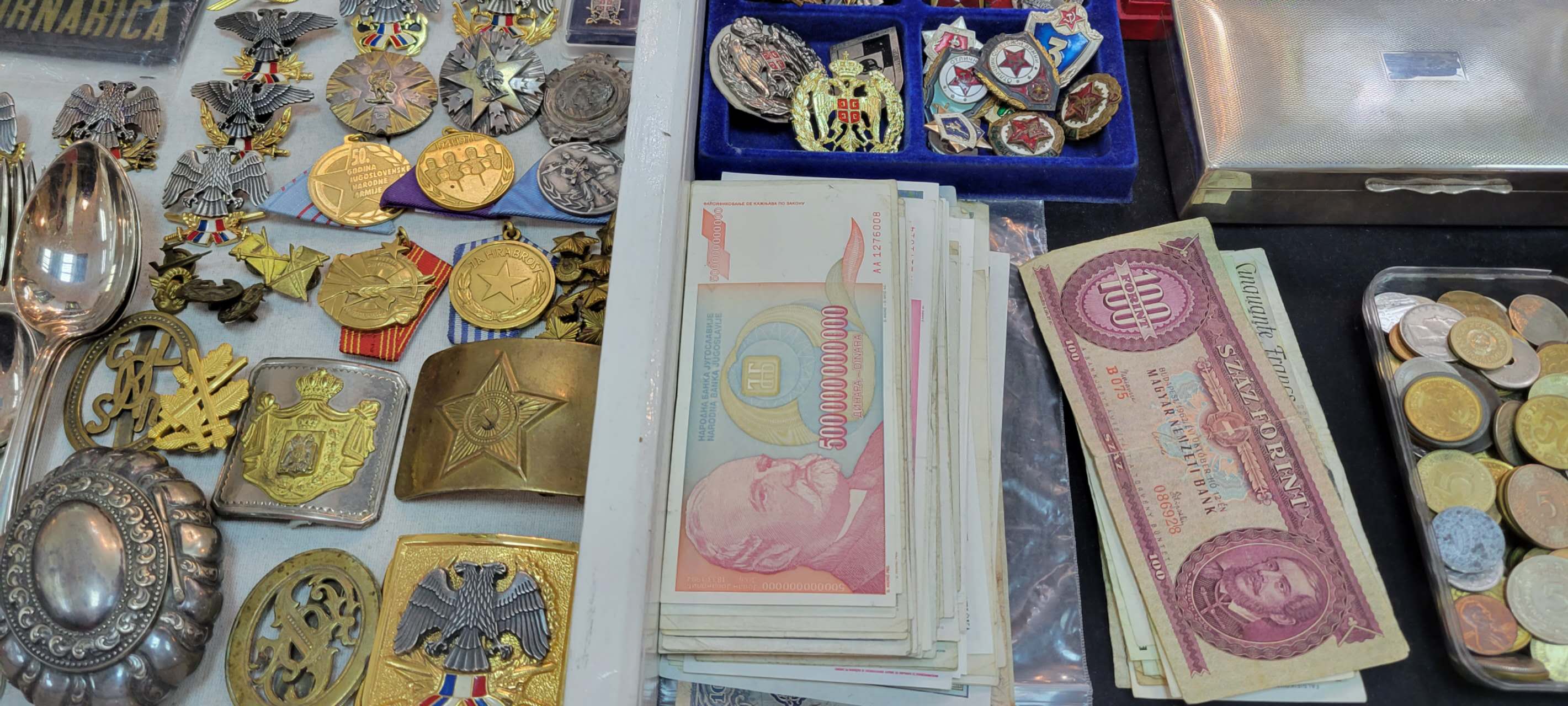 找遍市中心的古董店，买到了博物馆同款 5000 亿面值的纸币